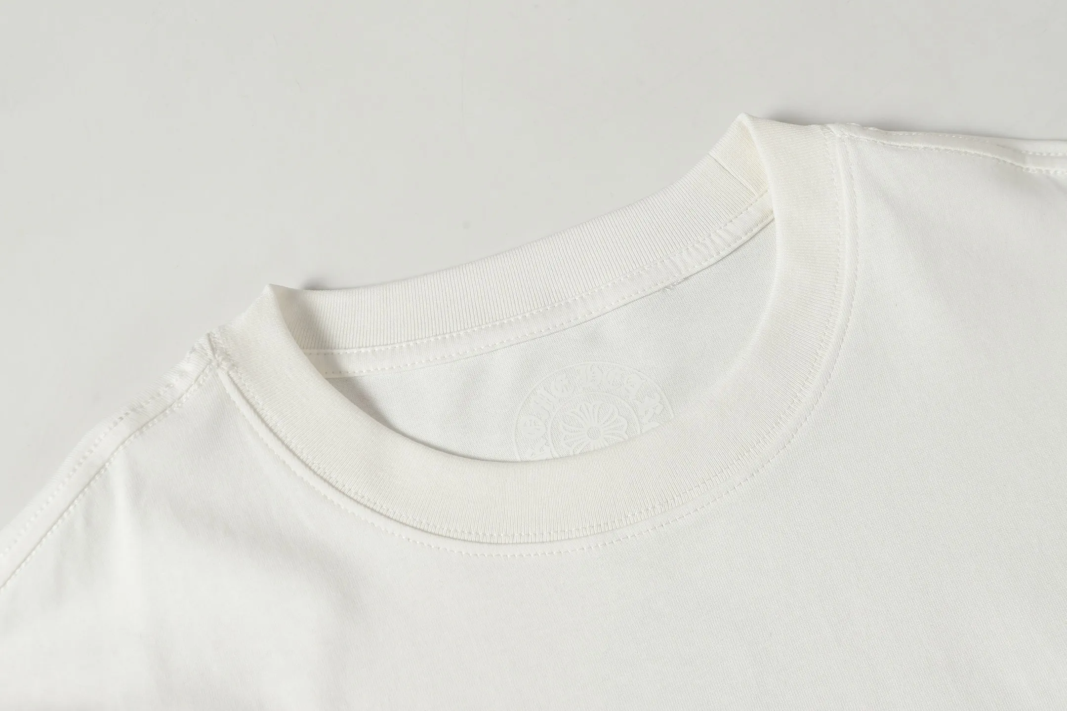 P160 Chrome Hearts CH Chrome Hearts Colorful Horseshoe Sanskrit Letter Printed Short Sleeve T-shirt Uses direct injection imported machine printing Hardware and accessories are milled and customized Correct configuration Black 2025 Chrome Hearts authentic packaging 260 grams of custom-dyed double yarn cotton Large version Loose and stylish Differentiated from low version slim and long version The upper body stretches the hips 100% commitment: top quality Not fast food The highest version on the market Top quality - different from the ordinary versions on the market If you care about quality, you should also respect the price. Absolutely 0 after-sales service and 0 return rate so far. It’s hard not to love the style - 260g double yarn cotton custom dyed fabric - Correct high-density main mark, washed tag, hand-sewn